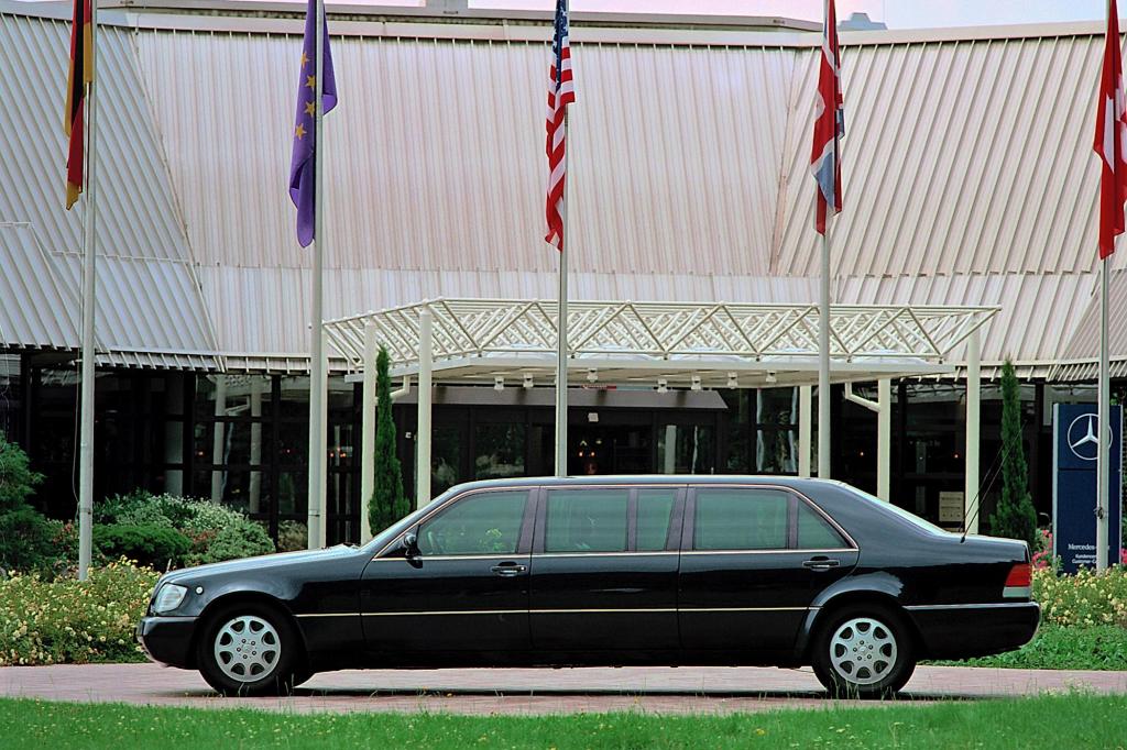 Die Pullman-Version des W140 wurde sogar nach Einführung der neuen S-Klasse-Generation weitergebaut