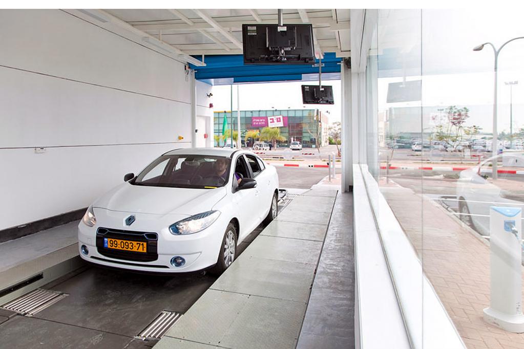 Die Station erinnert ein wenig an eine Waschstraße. Den Akku-Austausch übernehmen Roboter, der E-Autofahrer bleibt im Wagen sitzen. 