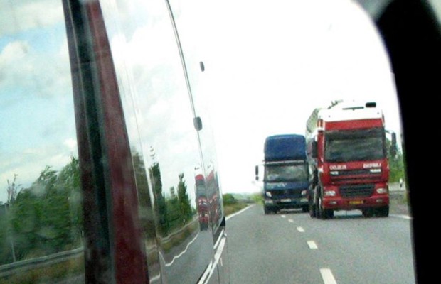 Die schwere Last rollt kräftig