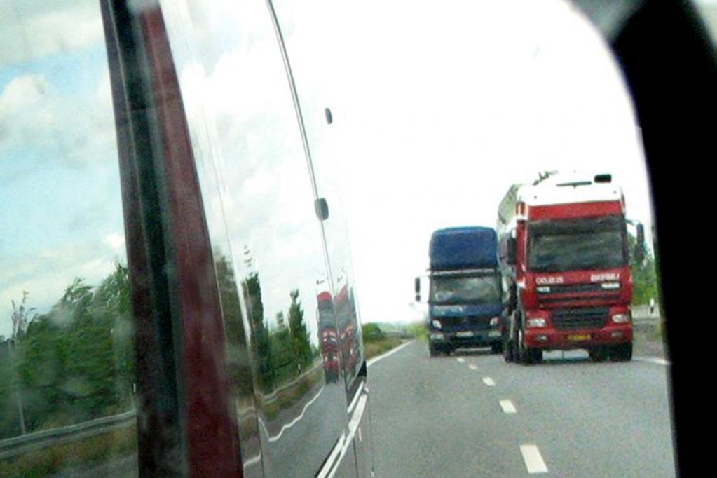 Die schwere Last rollt kräftig