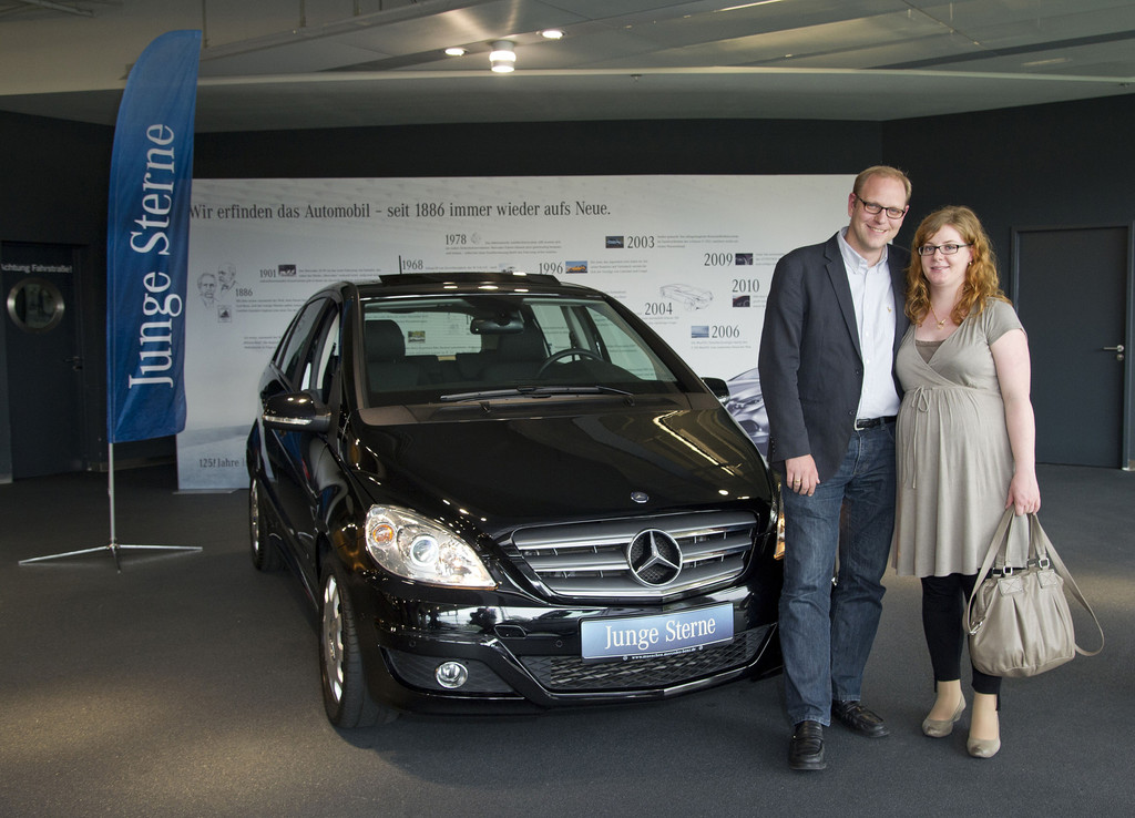 Ehepaar Mengel erhält den 250.000sten 201EJungen Stern201C. Die Mercedes-Benz B-Klasse wurde in der Mercedes-Benz Niederlassung München übergeben.