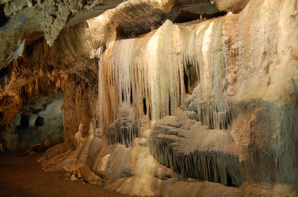 Eine gute Alternative an Regentagen ist ein Besuch der spektakulären Tropfsteingebilde in der Dechenhöhle in Iserlohn. 