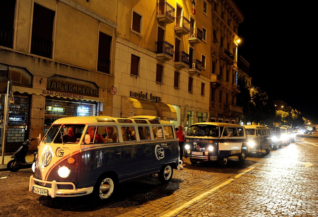 Einer der ersten Volkswagen Busse mit der Camping-Box von Westfalia.