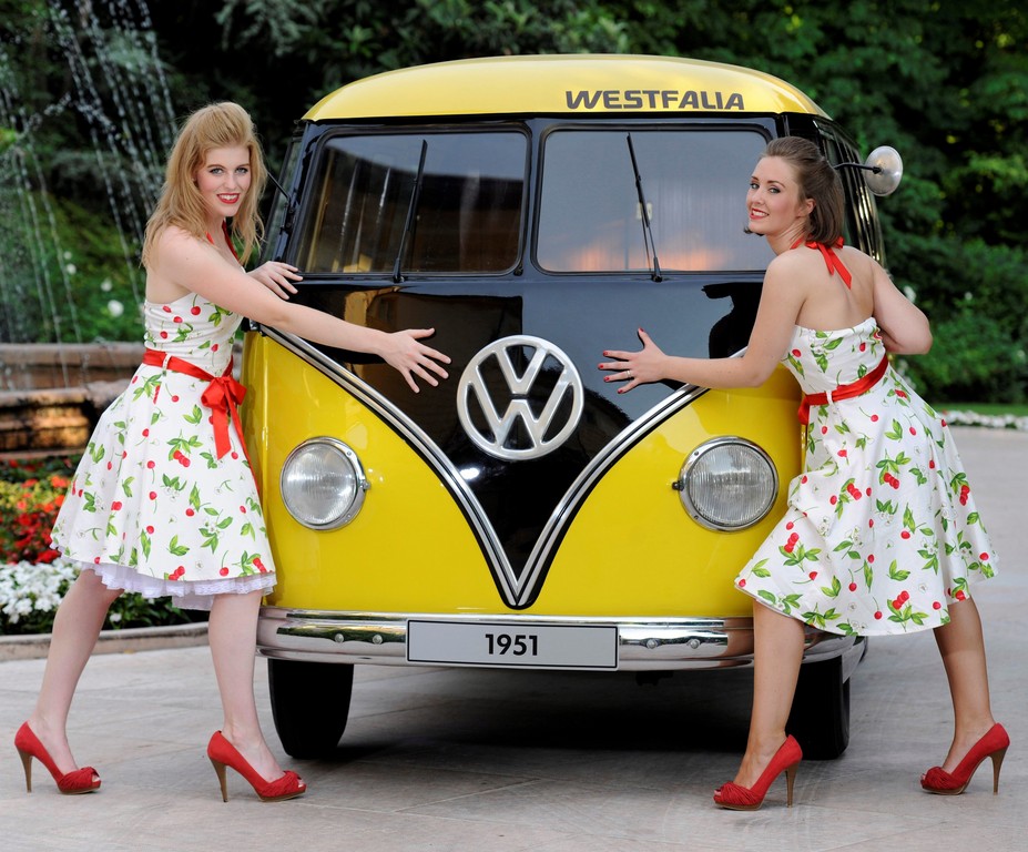 Einer der ersten Volkswagen Busse mit der Camping-Box von Westfalia.