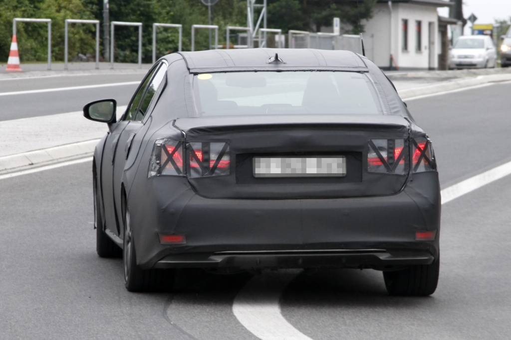 Erwischt: Erlkönig Lexus GS – Mehr Risiko im September
