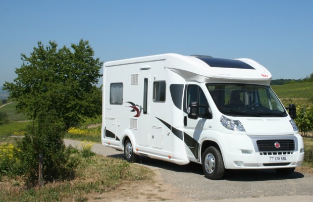 Eura: Teilintegriertes Enkel-Mobil mit zwei Doppelbetten
