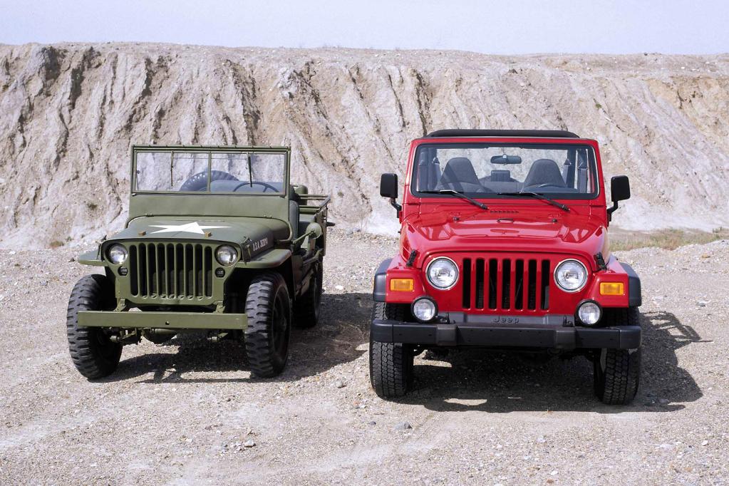 Ganz der Vater: Der moderne Wrangler gilt als legitimer Nachfolger der ersten Jeep-Generation. Zu erkennen ist die Verwandtschaft vor allem an der markanten Frontpartie. 