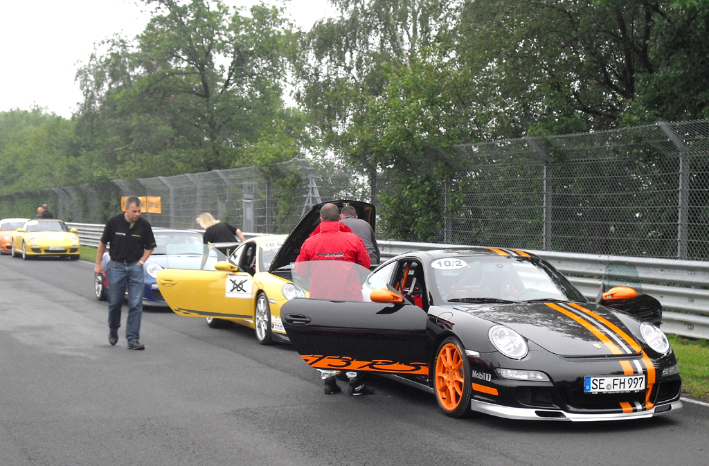 Gleich geht's los, hier alle mit Porsche-Elfer. 
