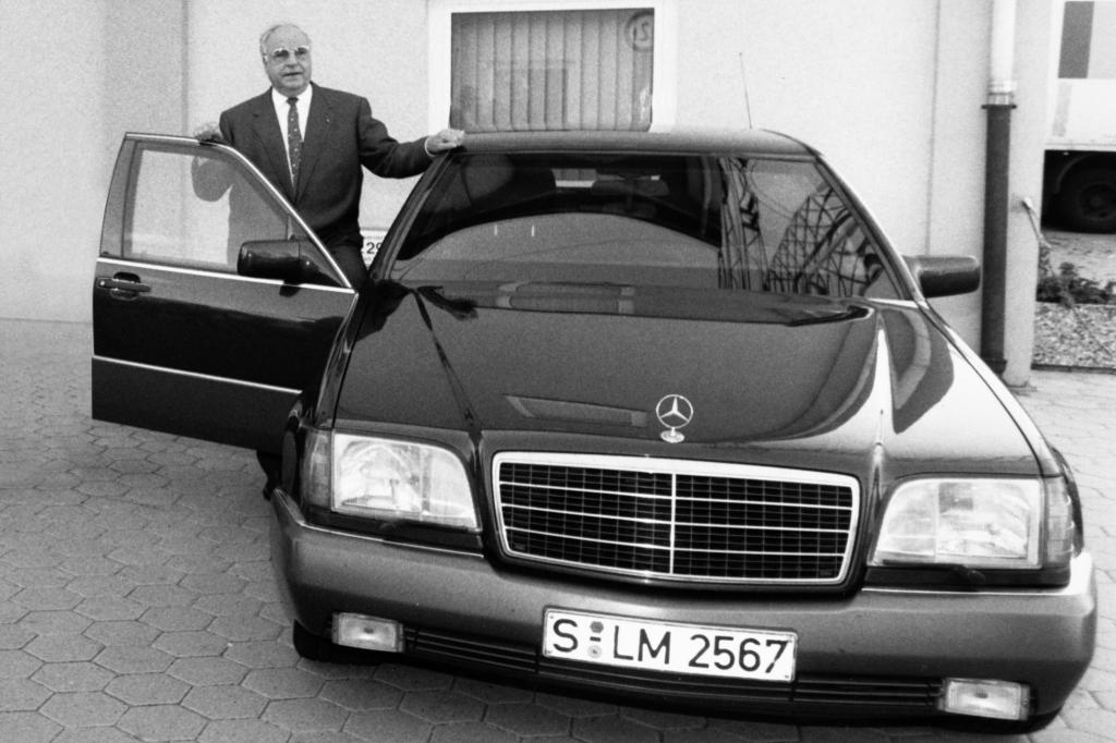 Helmut Kohl neben seinem gepanzerten Dienstwagen