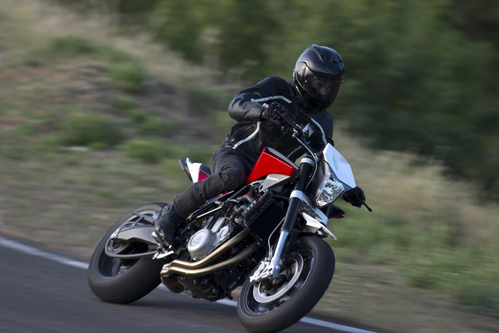 Husqvarna Nuda 900 R: Husqvarna goes Asphalt
