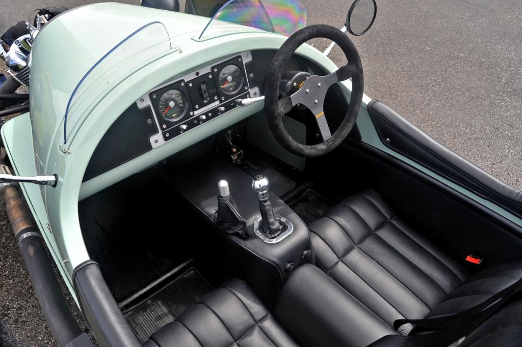 Im Cockpit geht es eher eng zu