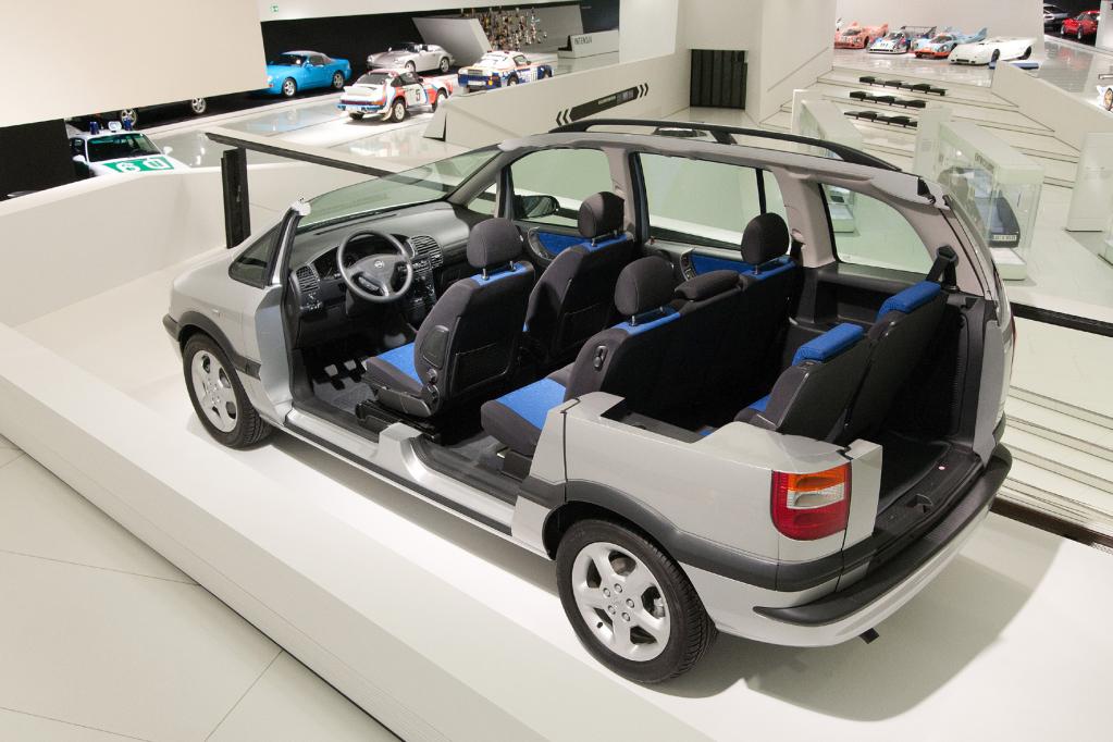 Im Jahr 1994 wurde Porsche von der Adam Opel AG damit beauftragt, auf Basis des Astra eine Rohkarosserie und den Innenraum für den Zafira zu konstruieren. 