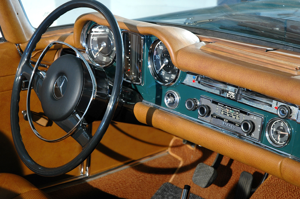 Im Mercedes 280 SL: Bloß Radio zur Information und Unterhaltung. 