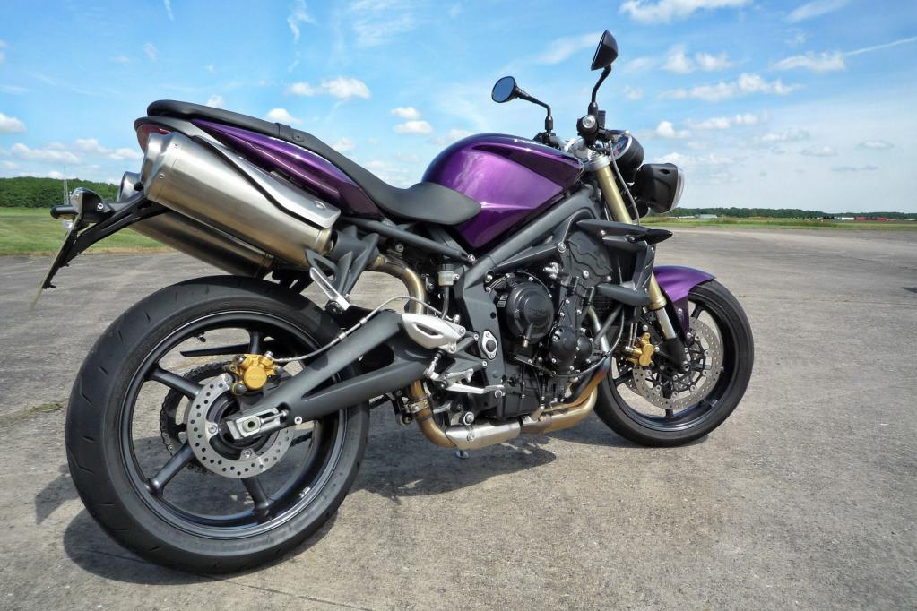 Im schimmerndem Imperial Purple lackiert, ist die Street Triple ein echter Hingucker. 