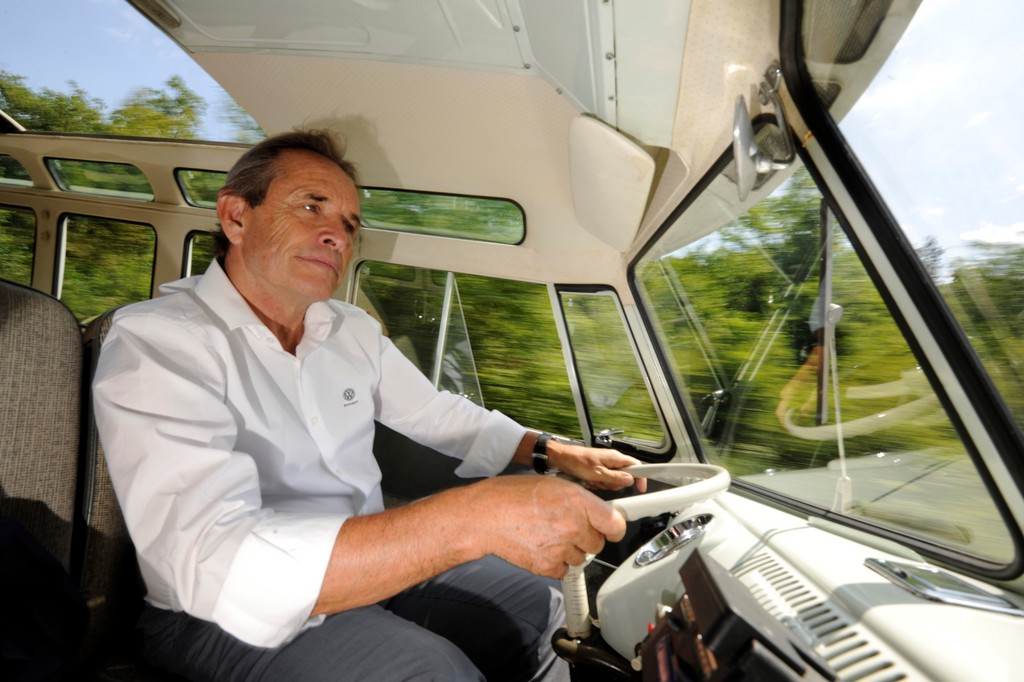 Jacky Ickx und der Volkswagen Bulli.