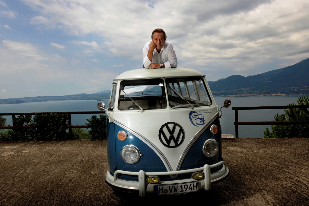 Jacky Ickx und der Volkswagen Bulli.