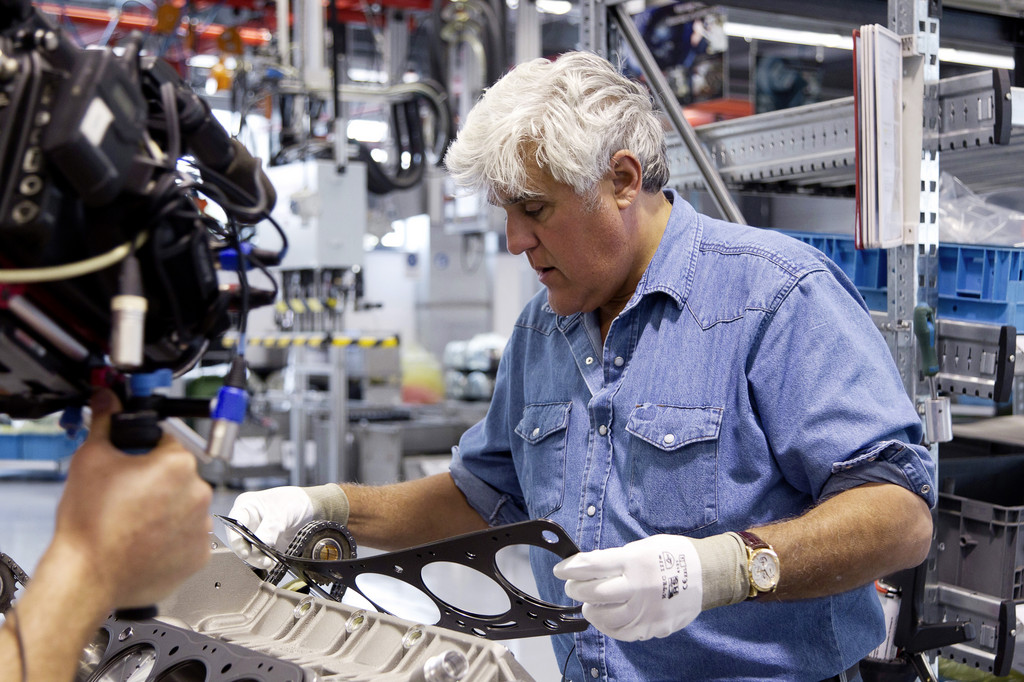 Jay Leno baut bei AMG einen Achtzylinder-Motor