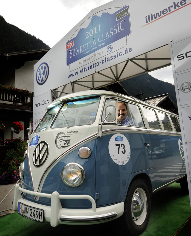 Johann Lafer startet im Bulli bei der Oldtimer-Rallye 201ESilvretta Classic201C.