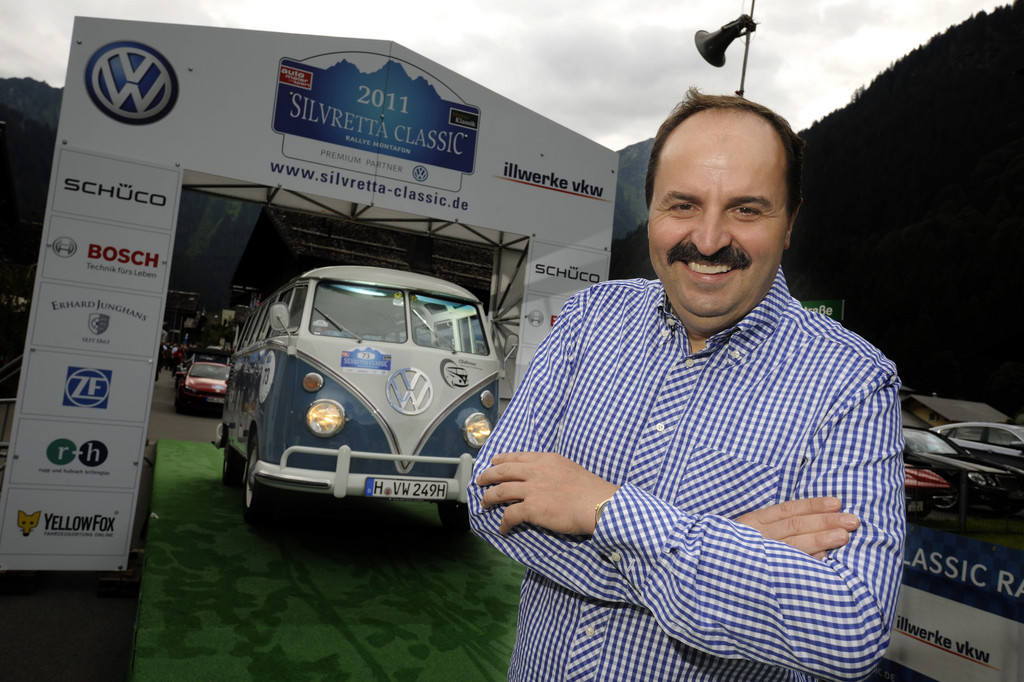 Johann Lafer startet im Bulli bei der Oldtimer-Rallye 201ESilvretta Classic201C.