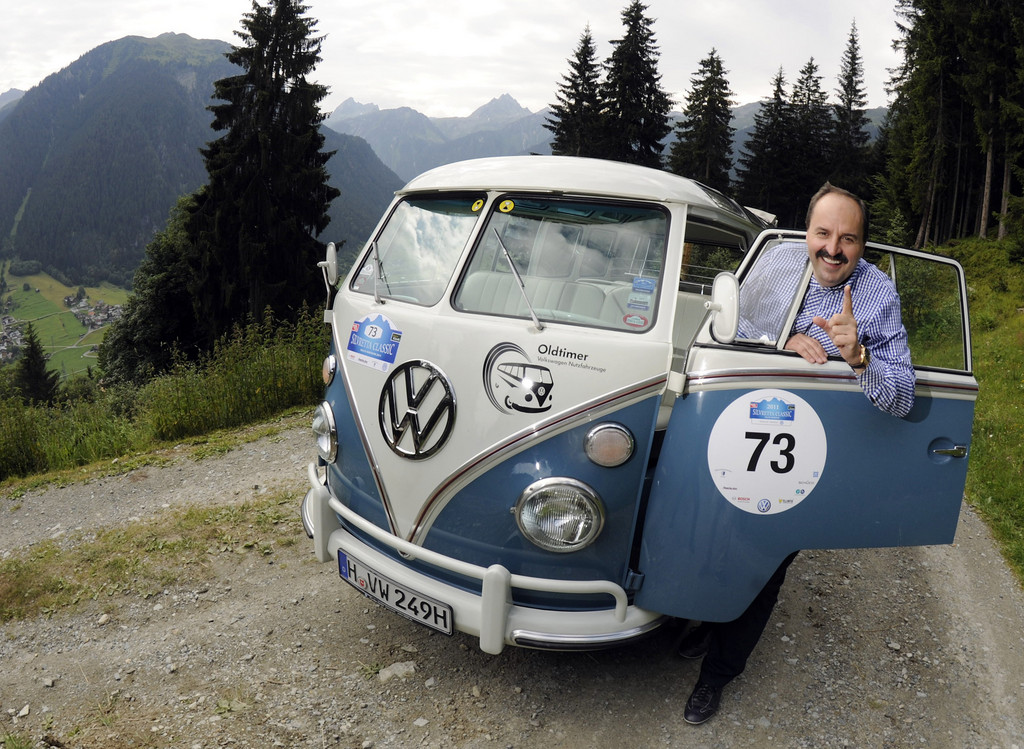 Johann Lafer startet im Bulli bei der Oldtimer-Rallye 201ESilvretta Classic201C.
