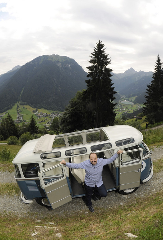 Johann Lafer startet im Bulli bei der Oldtimer-Rallye 201ESilvretta Classic201C.