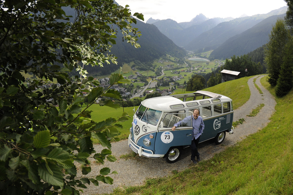 Johann Lafer startet im Bulli bei der Oldtimer-Rallye 201ESilvretta Classic201C.