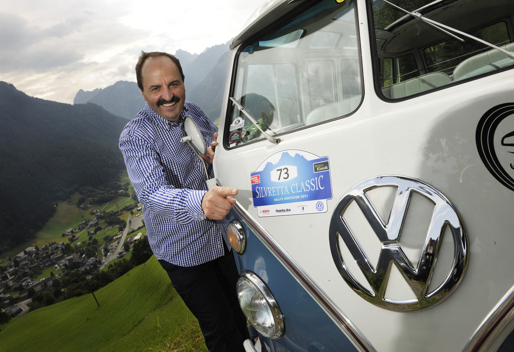 Johann Lafer startet im Bulli bei der Oldtimer-Rallye 201ESilvretta Classic201C.