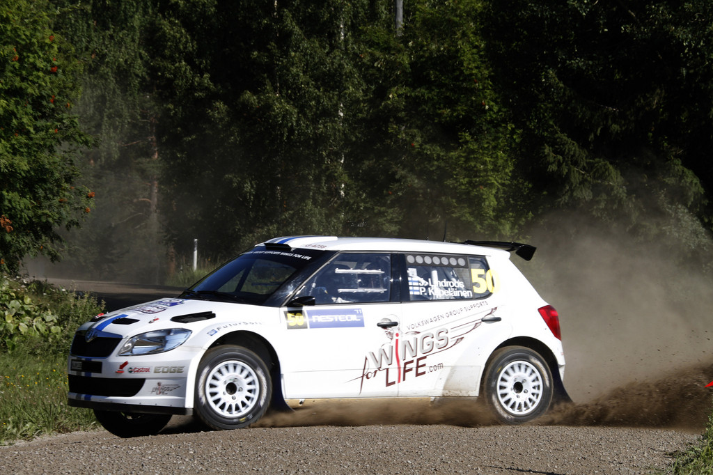 Joonas Lindroos und Pasi Kilpeläinen im Škoda Fabia S2000.