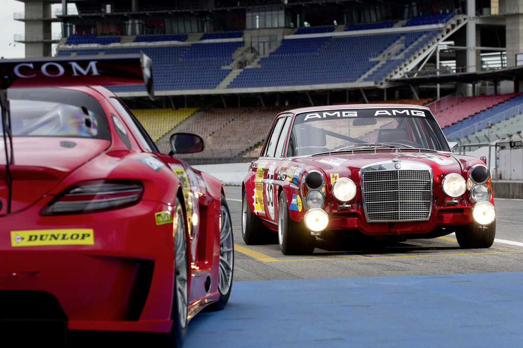 Kenneth Heyer unterwegs auf den Spuren seines Vaters Hans Heyer: SLS AMG GT3 im Look des legendären Mercedes-Benz 300 SEL 6.8 AMG.