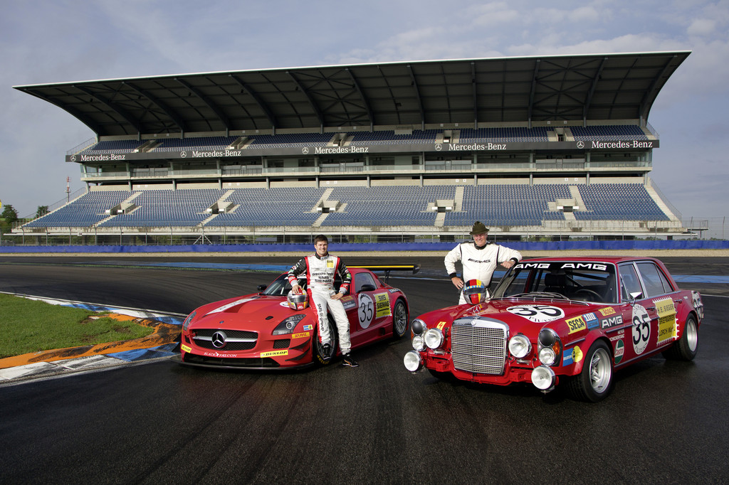 Kenneth Heyer unterwegs auf den Spuren seines Vaters Hans Heyer: SLS AMG GT3 im Look des legendären Mercedes-Benz 300 SEL 6.8 AMG.