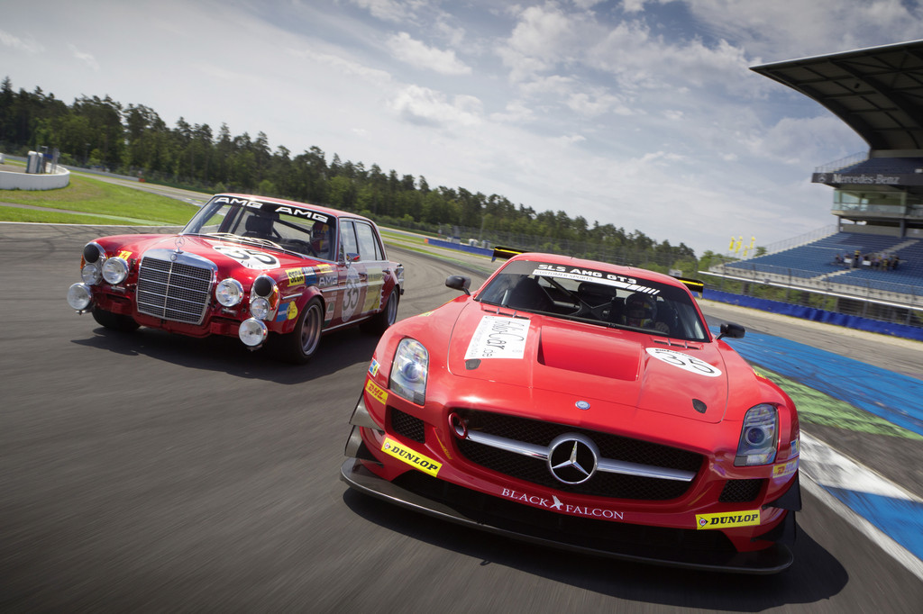 Kenneth Heyer unterwegs auf den Spuren seines Vaters Hans Heyer: SLS AMG GT3 im Look des legendären Mercedes-Benz 300 SEL 6.8 AMG.