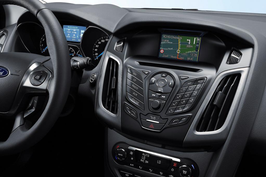 Kollege Bordcomputer hilft beim Spritsparen. Im neuen Ford Focus kann sich der Fahrer aktiv bei der Wahl der ökologisch besten Strecke helfen lassen, ohne dabei zu viel Zeit zu vertrödeln. 