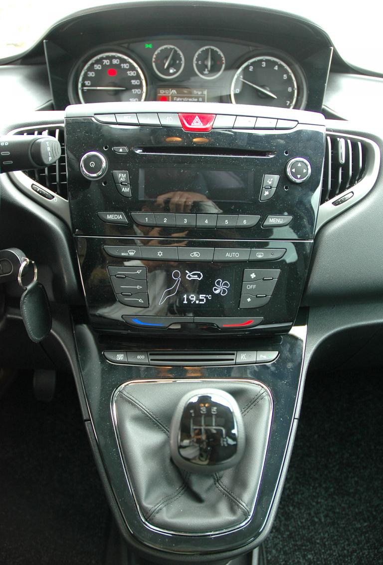 Lancia Ypsilon: Blick auf den mittleren Armaturenträger, wo sich fast alles konzentriert. 