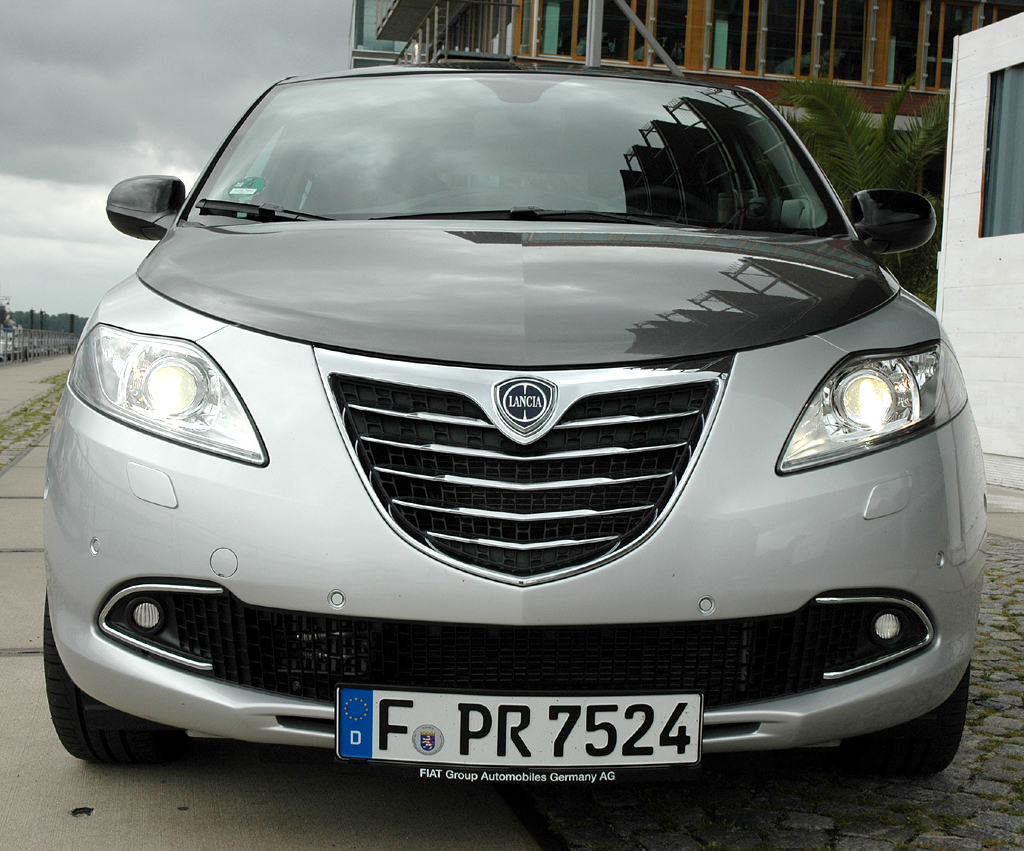 Lancia Ypsilon: Blick auf die eher wuchtige Frontpartie des Kleinwagens. 
