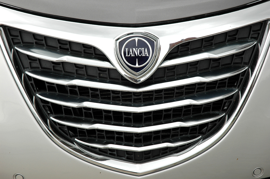 Lancia Ypsilon: Das Markenlogo ragt vorn in den Kühlergrill hinein. 