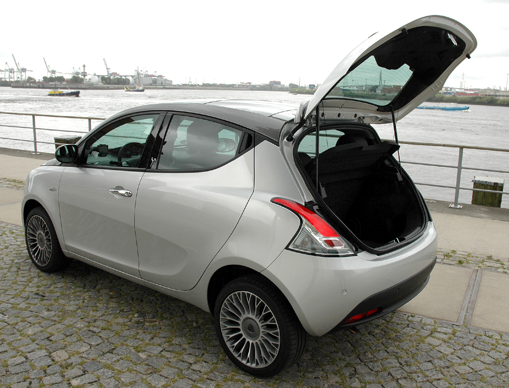 Lancia Ypsilon: Ins Gepäckabteil passen jetzt immerhin 245 Liter hinein. 