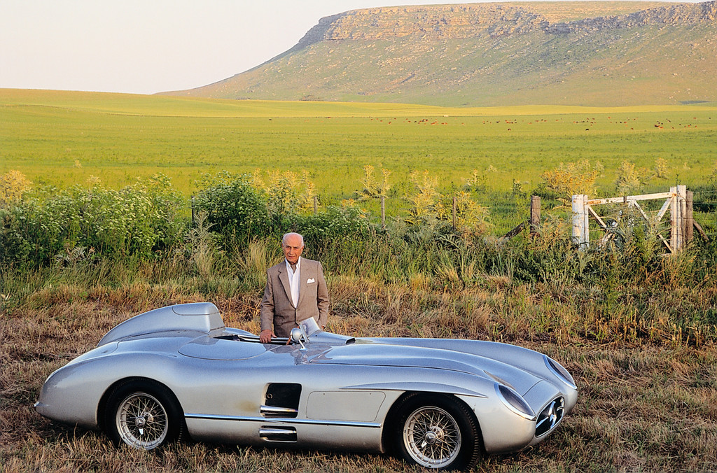 Mercedes-Benz bei den Schloss Dyck Classic Days: Juan Manuel Fangio mit einem Mercedes-Benz Typ 300 SLR von 1955 aus dem Automobilmuseum von Balcarce, der Heimatstadt des Champions, 1993.