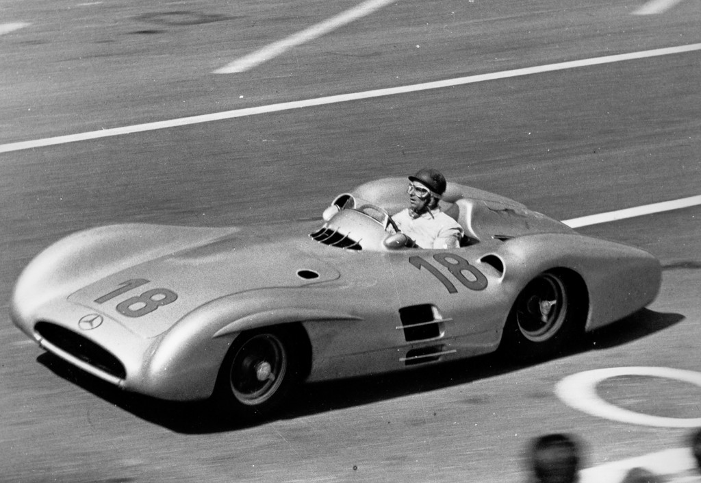 Mercedes-Benz bei den Schloss Dyck Classic Days: Reims 1954, rasant in Fahrt: Juan Manuel Fangio (Startnummer 18) weiß den Stromlinien-Rennwagen Mercedes-Benz W 196 R kundig über den Kurs von Reims zu lenken.