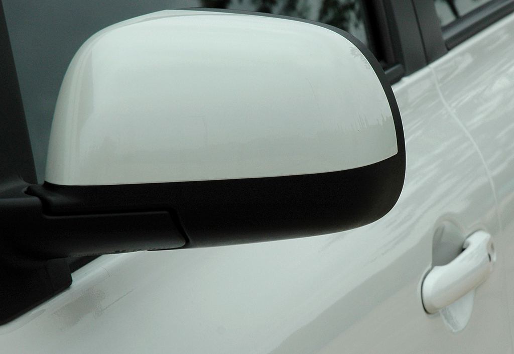 Nissan Micra DIG-S: Blick auf den Außenspiegel auf der Fahrerseite. 