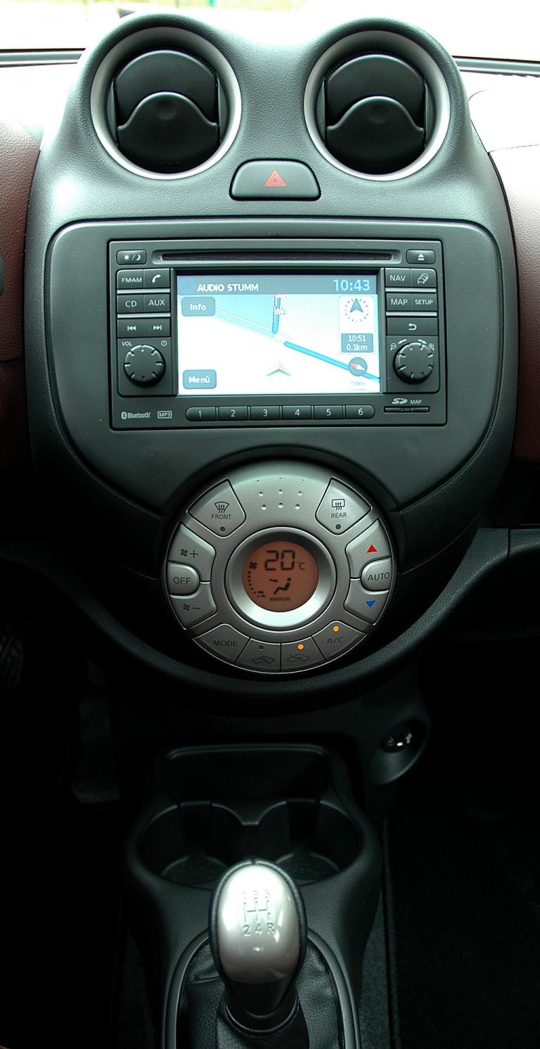 Nissan Micra DIG-S: Blick auf den mittleren Armaturenträger. 