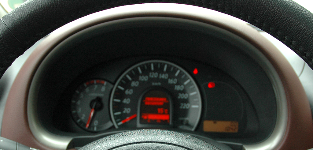 Nissan Micra DIG-S: Blick durch den Lenkradkranz auf die Rundinstrumentierung. 
