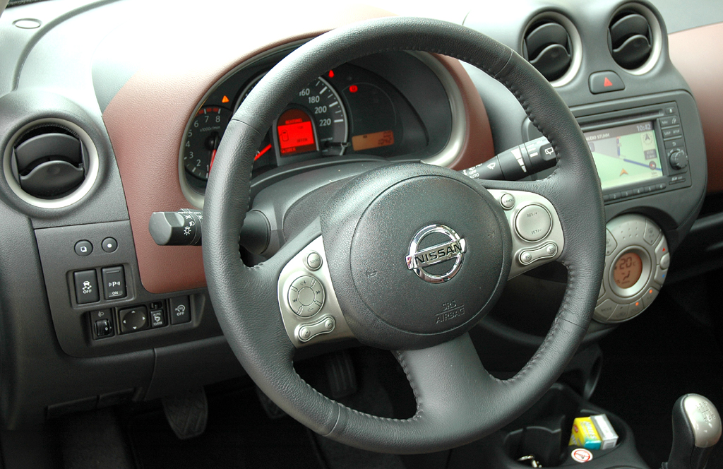 Nissan Micra DIG-S: Blick ins recht übersichtlich gestaltete Cockpit. 