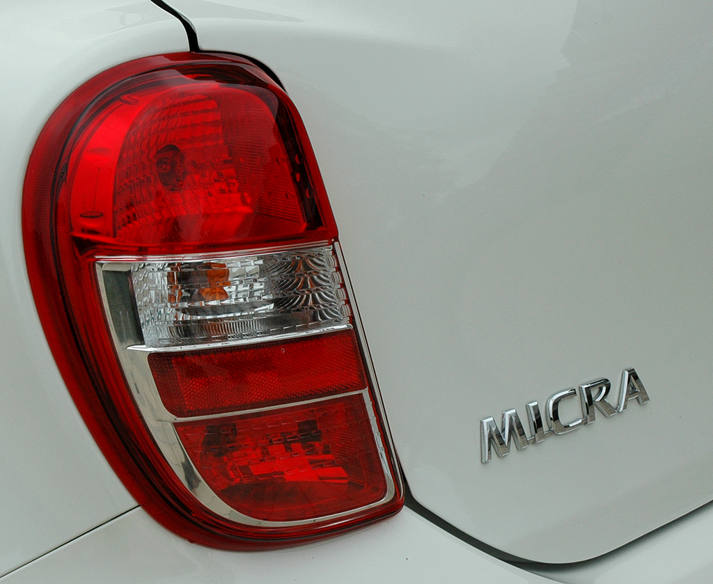Nissan Micra DIG-S: Moderne Leuchteinheit hinten mit Modellschriftzug. 