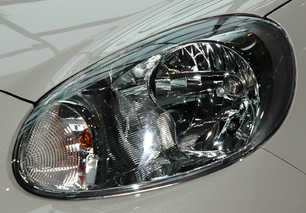 Nissan Micra DIG-S: Moderne Leuchteinheit vorn. 