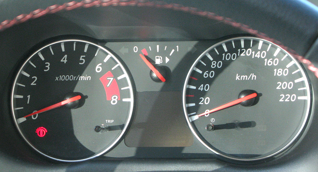 Nissan Note: Blick durch den Lenkradkranz auf die Rundinstrumentierung.