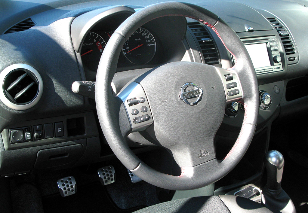 Nissan Note: Blick ins einfach und übersichtlich gestaltete Cockpit.