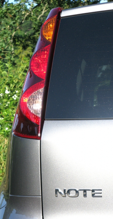 Nissan Note: Die Leuchteinheit hinten ist vertikal ausgerichtet.