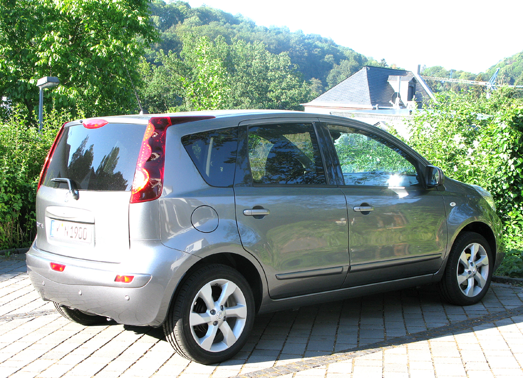 Nissan Note: Heck-/Seitenansicht des geräumigen Stadtautos.