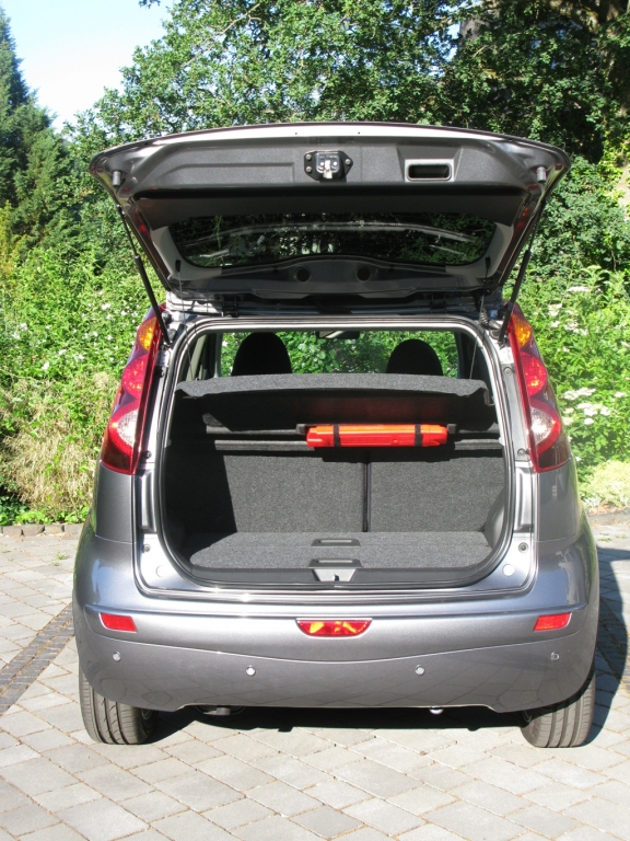 Nissan Note: Ins Gepäckabteil passen 280 bis 1332 Liter hinein.