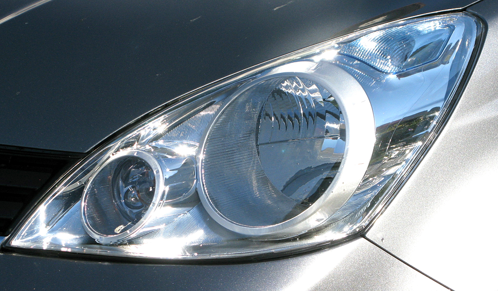 Nissan Note: Moderne Leuchteinheit vorn.